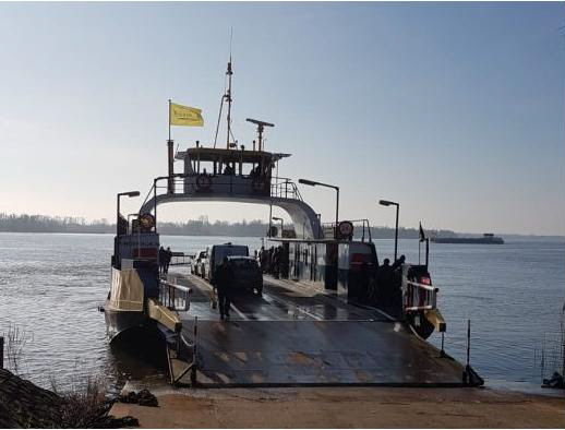 Christina hier ingezet als vrijvarende pont over de Nieuwe Merwede